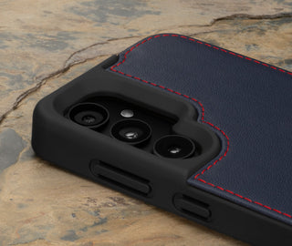 Kameraausschnitt auf der marineblauen Lederhülle für das Samsung Galaxy S24